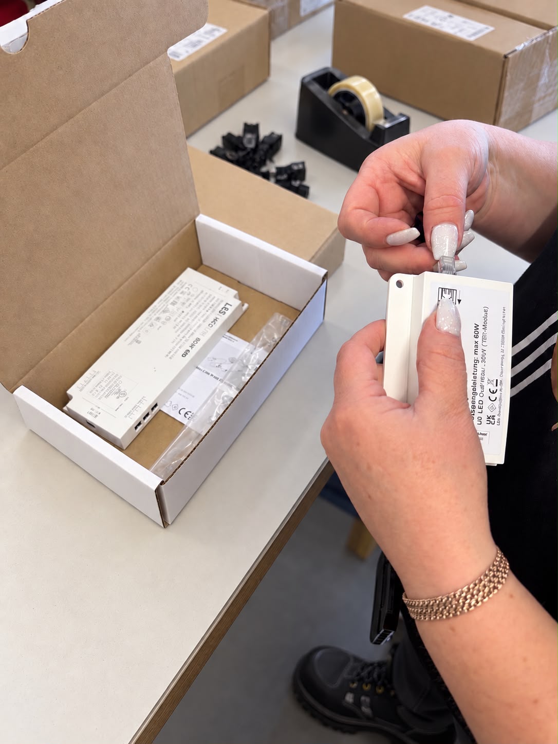 Etikettiertes LED-Netzteil wird für den Versand vorbereitet