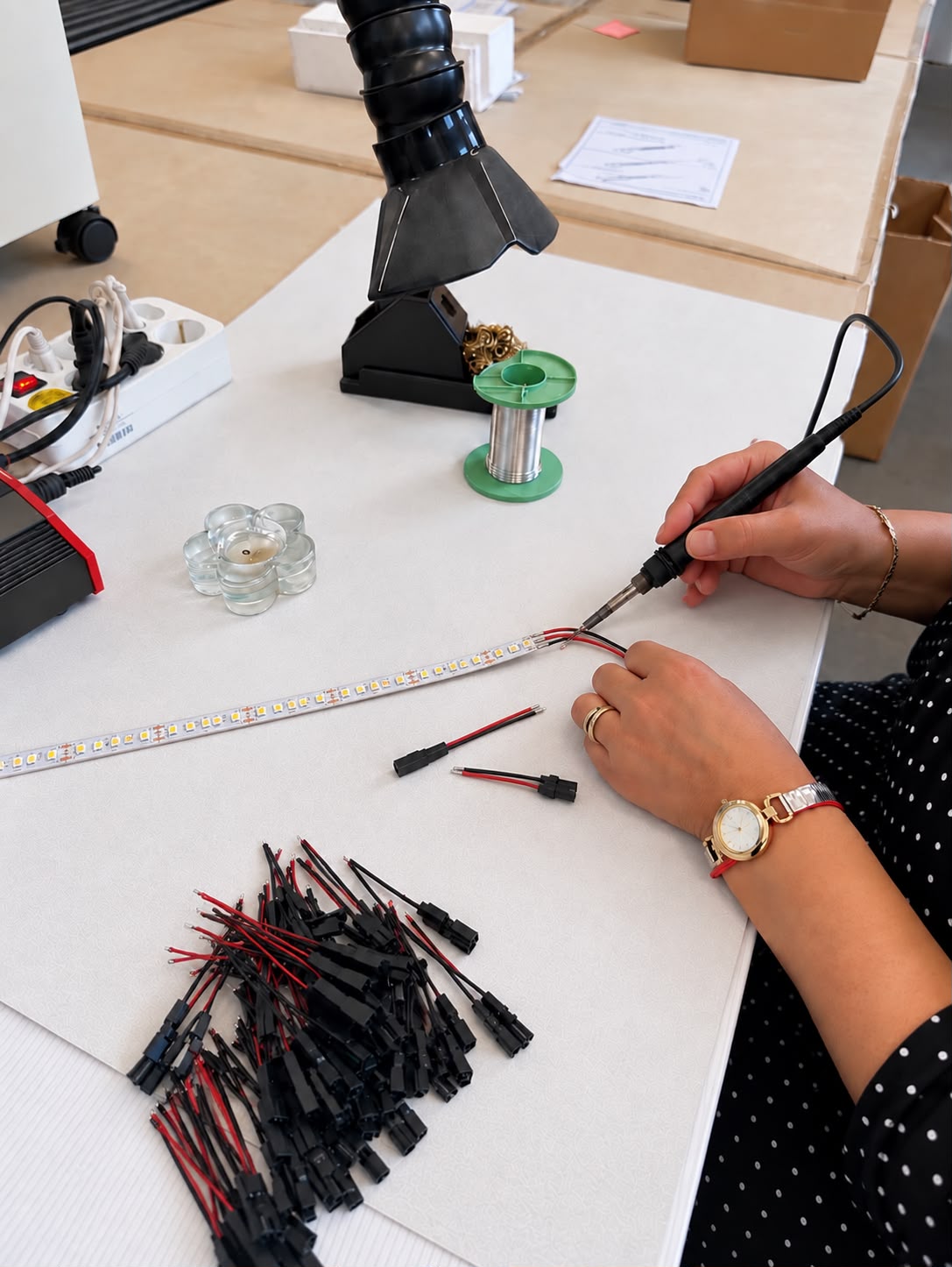 Anschlusskabel werden an einen LED-Streifen gelötet